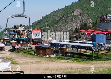 Kazakistan, seggiovia per la stazione sciistica di Shymbulak. Foto Stock