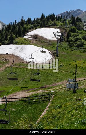 Kazakistan, seggiovia per la stazione sciistica di Shymbulak. Foto Stock