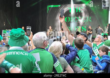 Limerick, Irlanda. 24 luglio 2023.i campioni senior Hurling All-Ireland di Limerick sono stati accolti questa sera da migliaia di tifosi che hanno preso il palco a Pery Square dopo aver ottenuto la vittoria su Kilkenny in un emozionante incontro a Croke Park. Crediti: Karlis Dzjamko/Alamy Live News Foto Stock