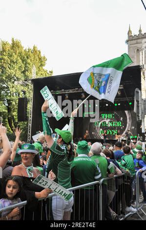 Limerick, Irlanda. 24 luglio 2023.i campioni senior Hurling All-Ireland di Limerick sono stati accolti questa sera da migliaia di tifosi che hanno preso il palco a Pery Square dopo aver ottenuto la vittoria su Kilkenny in un emozionante incontro a Croke Park. Crediti: Karlis Dzjamko/Alamy Live News Foto Stock