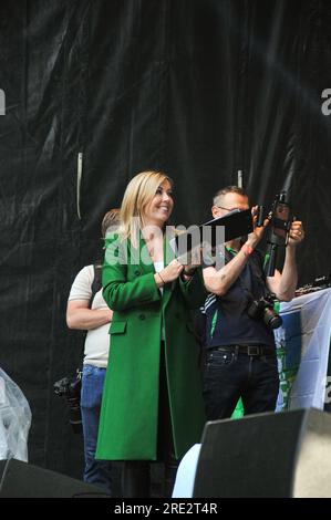 Limerick, Irlanda. 24 luglio 2023.i campioni senior Hurling All-Ireland di Limerick sono stati accolti questa sera da migliaia di tifosi che hanno preso il palco a Pery Square dopo aver ottenuto la vittoria su Kilkenny in un emozionante incontro a Croke Park. Crediti: Karlis Dzjamko/Alamy Live News Foto Stock