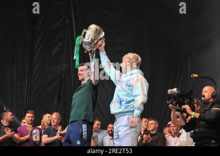 Limerick, Irlanda. 24 luglio 2023.i campioni senior Hurling All-Ireland di Limerick sono stati accolti questa sera da migliaia di tifosi che hanno preso il palco a Pery Square dopo aver ottenuto la vittoria su Kilkenny in un emozionante incontro a Croke Park. Crediti: Karlis Dzjamko/Alamy Live News Foto Stock