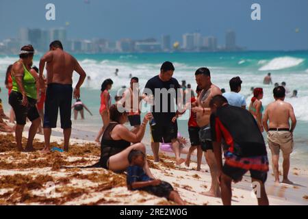 Cancun, Messico. 22 luglio 2023. 22 luglio 2023 a Cancun, Messico: Centinaia di vacanzieri arrivano sulle spiagge dei Caraibi messicani, per godersi le loro vacanze estive nonostante il fatto che le spiagge di Cancun continuino ad essere contaminate dal sargassum, il 22 luglio 2023 a Cancun, Messico. (Foto di Carlos Santiago/ Credit: Eyepix Group/Alamy Live News Foto Stock