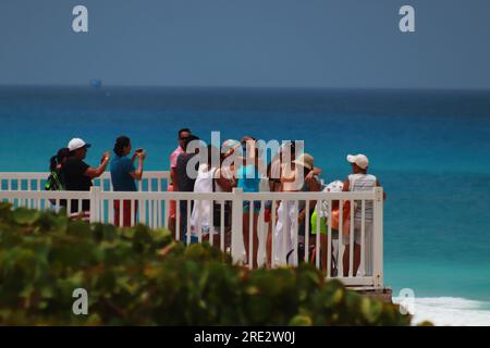 Cancun, Messico. 22 luglio 2023. 22 luglio 2023 a Cancun, Messico: Centinaia di vacanzieri arrivano sulle spiagge dei Caraibi messicani, per godersi le loro vacanze estive nonostante il fatto che le spiagge di Cancun continuino ad essere contaminate dal sargassum, il 22 luglio 2023 a Cancun, Messico. (Foto di Carlos Santiago/ Credit: Eyepix Group/Alamy Live News Foto Stock