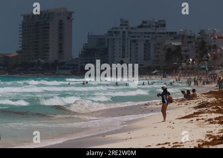 Cancun, Messico. 22 luglio 2023. 22 luglio 2023 a Cancun, Messico: Centinaia di vacanzieri arrivano sulle spiagge dei Caraibi messicani, per godersi le loro vacanze estive nonostante il fatto che le spiagge di Cancun continuino ad essere contaminate dal sargassum, il 22 luglio 2023 a Cancun, Messico. (Foto di Carlos Santiago/ Credit: Eyepix Group/Alamy Live News Foto Stock