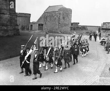 Edimburgo, Scozia, Regno Unito: Il 28 luglio 1934 l'arrivo dei Colour Parties of the Navy, Army, Air Force, British Legion e dei Queen's Own Cameron Highlanders per consegnare gli Old Colours della Regina Vittoria allo Scottish National War Memorial al Castello di Edimburgo. Foto Stock