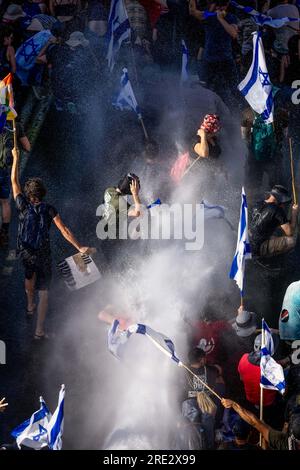 (230724) - GERUSALEMME, 24 luglio 2023 (Xinhua) - la polizia usa un cannone ad acqua per disperdere i manifestanti vicino al parlamento israeliano a Gerusalemme, il 24 luglio 2023. I raduni di massa sono scoppiati in Israele lunedì dopo che i legislatori hanno approvato la prima legge che limita il potere della Corte Suprema, un passo importante per il controverso piano del governo di estrema destra di rivedere il sistema giudiziario del paese. (JINI via Xinhua) Foto Stock