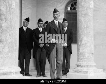 Baghdad, Iraq: 6 ottobre 1932 Re Faysal al Palazzo reale di Baghdad durante la celebrazione dell'ingresso dell'Iraq nella società delle Nazioni. Foto Stock