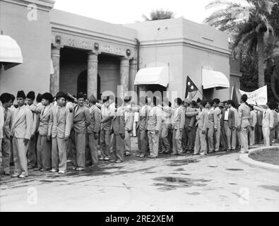 Baghdad, Iraq: 6 ottobre 1932 i giovani iracheni porgono il saluto fascista a sua Maestà re Faysal durante la celebrazione dell'adesione dell'Iraq alla società delle Nazioni, Foto Stock