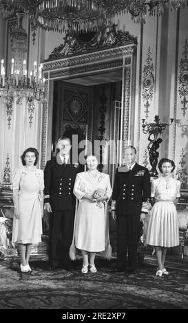 Londra, Inghilterra: 15 settembre 1947 la famiglia reale si prepara per il matrimonio della principessa Elisabetta e Phillip Mountbatten. L-R: Principessa Elizabeth, tenente Mountbattten, regina Elisabetta, re Giorgio e principessa Margaret Rose. Foto Stock