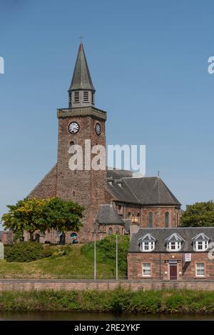 Inverness, Scozia, Regno Unito. 3 giugno 2023. La Old High Church di Inverness e i locali commerciali sul lungomare. Foto Stock