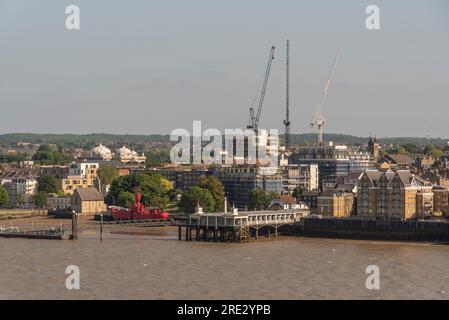 Gravesend, Kent, Inghilterra, Regno Unito. Giugno 2023. Il molo di Gravesend Town e la nave ammiraglia dall'altra parte del Tamigi da Tilbury, Essex. Foto Stock