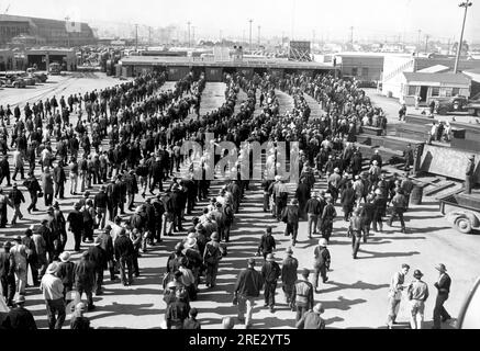 Richmond, California: 1° marzo 1943 lavoratori che arrivano al cantiere Kaiser numero due. Foto Stock