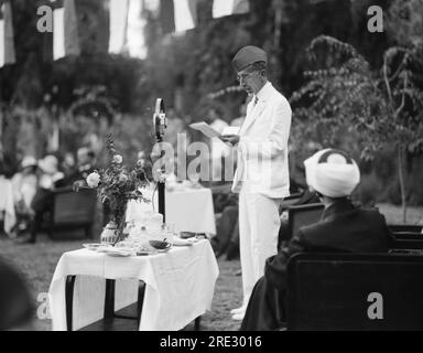 Baghdad, Iraq: 6 ottobre 1932 re Faysal dell'Iraq trasmise il suo discorso durante la celebrazione dell'adesione dell'Iraq alla società delle Nazioni. Foto Stock