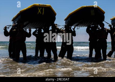 230710-N-TL141-1097 CORONADO, CALIFORNIA (10 LUGLIO 2023 I candidati alla Navy SEAL si preparano a lanciare imbarcazioni gonfiabili durante la “Hell Week” Crucible of Basic Underwater Demolition/SEAL (BUD/S) Training on Naval Amphibious base Coronado. La Naval Special Warfare è la forza militare militare militare militare militare militare militare di élite della nazione, in una posizione unica per estendere la portata della flotta e ottenere e mantenere l'accesso per la Joint Force in competizione e conflitto. (STATI UNITI Foto della Marina di Mass Communication Specialist 2nd Class Dylan Lavin) Foto Stock