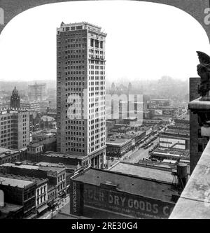 Birmingham, Alabama: c. 1914 il Jefferson County Savings and Loan Building di 27 piani domina la città industriale di Birmingham in Alabama. Foto Stock