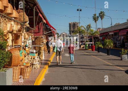 Tigre, Buenos Aires, Argentina : 2023 maggio 18 : gente che cammina nel mercato di Puerto de Frutos a El Tigre nella provincia di Buenos Aires, Argentina in Foto Stock