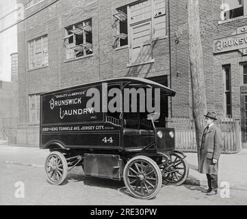 Jersey City, New Jersey c. 1912 Un uomo in piedi accanto a un camion 'Brunswick Laundry, Inc.' Foto Stock