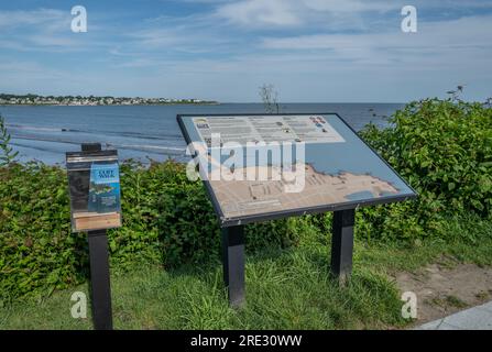 NEWPORT, R.I. – 22 luglio 2023: Un punto informativo è visto sulla Newport Cliff Walk a Newport, Rhode Island. Foto Stock