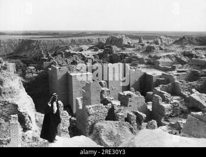 Babylon, Iraq: 25 aprile 1932 rovine della città biblica di Babilonia. Al centro, con figure animali, si trovano le porte della Torre di Ishtar Foto Stock