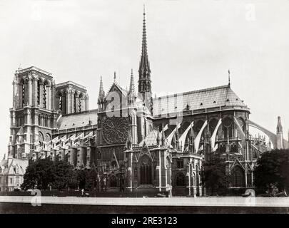 Parigi, Francia: c. 1885. La cattedrale di Notre Dame de Paris, nota anche come cattedrale di Notre Dame, fu costruita a Parigi sulla Senna tra il 1163 e il 1345. È stato uno dei primi edifici al mondo a utilizzare il "contraccolpo volante" nella sua costruzione. Foto Stock