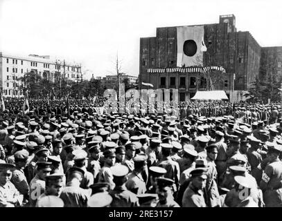 Tokyo, Giappone: 18 maggio 1933 i riservisti giapponesi all'Hibiya Park di Tokyo assistono alla lettura del Rescritto Imperiale sul ritiro giapponese dalla società delle Nazioni. Foto Stock