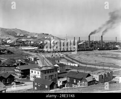 Richmond, California: c. 1927 raffinerie di benzina e case a Richmond, California. Foto Stock
