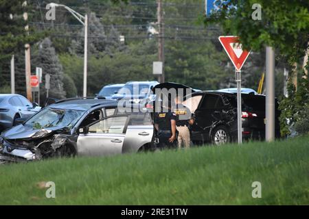 Ramsey, Stati Uniti. 24 luglio 2023. Le autorità fotografano i veicoli coinvolti in un incidente e setacciano la scena alla ricerca di indizi. Indagine sull'incidente a Ramsey. Intorno alle 16:50 ora orientale, lunedì pomeriggio alla Franklin Turnpike e alla Route 17 direzione sud, si è verificato un incidente che ha coinvolto due veicoli. Le indagini sulla scena del crimine hanno indagato sull'incidente per tutto il pomeriggio. Sono stati segnalati casi di feriti, ma non sono state immediatamente note condizioni. (Foto di Kyle Mazza/SOPA Images/Sipa USA) credito: SIPA USA/Alamy Live News Foto Stock