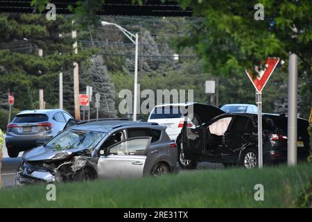 Ramsey, Stati Uniti. 24 luglio 2023. Le autorità fotografano i veicoli coinvolti in un incidente e setacciano la scena alla ricerca di indizi. Indagine sull'incidente a Ramsey. Intorno alle 16:50 ora orientale, lunedì pomeriggio alla Franklin Turnpike e alla Route 17 direzione sud, si è verificato un incidente che ha coinvolto due veicoli. Le indagini sulla scena del crimine hanno indagato sull'incidente per tutto il pomeriggio. Sono stati segnalati casi di feriti, ma non sono state immediatamente note condizioni. (Foto di Kyle Mazza/SOPA Images/Sipa USA) credito: SIPA USA/Alamy Live News Foto Stock