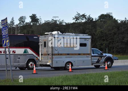 Ramsey, Stati Uniti. 24 luglio 2023. Unità investigativa sulla scena del crimine sulla scena del crimine. Indagine sull'incidente a Ramsey. Intorno alle 16:50 ora orientale, lunedì pomeriggio alla Franklin Turnpike e alla Route 17 direzione sud, si è verificato un incidente che ha coinvolto due veicoli. Le indagini sulla scena del crimine hanno indagato sull'incidente per tutto il pomeriggio. Sono stati segnalati casi di feriti, ma non sono state immediatamente note condizioni. (Foto di Kyle Mazza/SOPA Images/Sipa USA) credito: SIPA USA/Alamy Live News Foto Stock