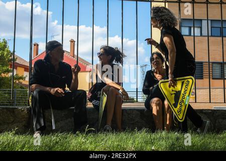 Madrid, Spagna. 24 luglio 2023. Un gruppo di attivisti riposa durante la manifestazione. L'organizzazione per la difesa degli animali AnimaNaturalis richiede che il Consiglio comunale di Collado Villalba smetta di usare fuochi d'artificio rumorosi e inizi a usare fuochi d'artificio che non si tuffano. (Foto di David Canales/SOPA Images/Sipa USA) credito: SIPA USA/Alamy Live News Foto Stock