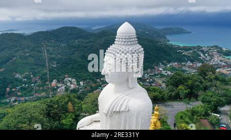 Primo piano sul lato sinistro del grande Buddha a Phuket. Foto Stock