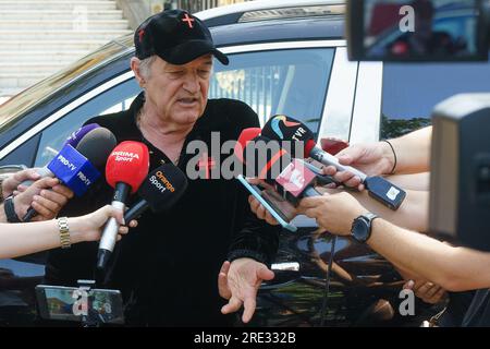 Bucarest, Romania. 24 luglio 2023: George Becali, proprietario della squadra di calcio rumena FCSB, parla ai giornalisti riuniti davanti al suo palazzo a Bucarest. Crediti: Lucian Alecu/Alamy Live News Foto Stock