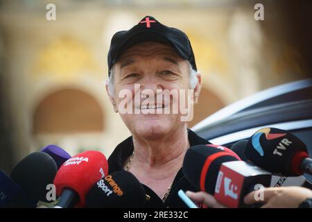 Bucarest, Romania. 24 luglio 2023: George Becali, proprietario della squadra di calcio rumena FCSB, parla ai giornalisti riuniti davanti al suo palazzo a Bucarest. Crediti: Lucian Alecu/Alamy Live News Foto Stock