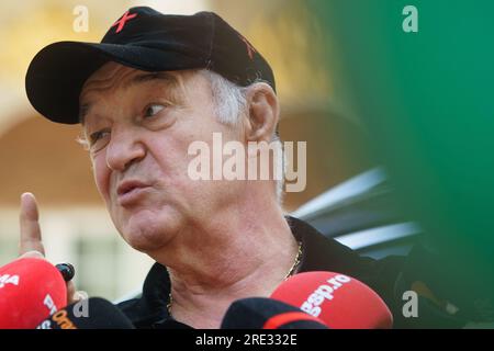 Bucarest, Romania. 24 luglio 2023: George Becali, proprietario della squadra di calcio rumena FCSB, parla ai giornalisti riuniti davanti al suo palazzo a Bucarest. Crediti: Lucian Alecu/Alamy Live News Foto Stock