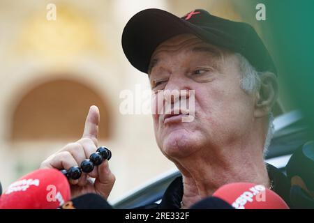 Bucarest, Romania. 24 luglio 2023: George Becali, proprietario della squadra di calcio rumena FCSB, parla ai giornalisti riuniti davanti al suo palazzo a Bucarest. Crediti: Lucian Alecu/Alamy Live News Foto Stock