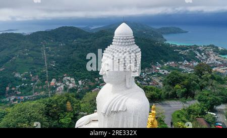 Primo piano sul lato sinistro del grande Buddha a Phuket. Foto Stock