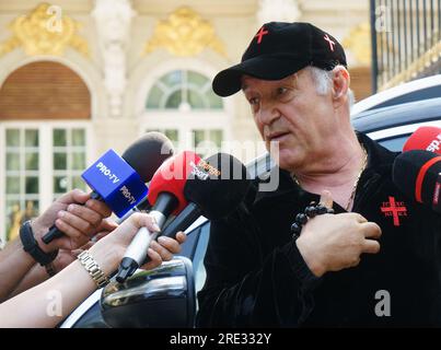 Bucarest, Romania. 24 luglio 2023: George Becali, proprietario della squadra di calcio rumena FCSB, parla ai giornalisti riuniti davanti al suo palazzo a Bucarest. Crediti: Lucian Alecu/Alamy Live News Foto Stock