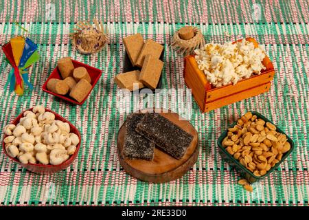 Cucina tipica del Festival brasiliano di Junino su tessuto stampato Festa Junina Foto Stock