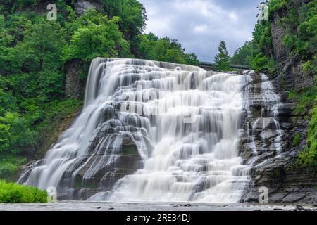 Immagine estiva delle cascate di Ithaca a Fall Creek, a Ithaca NY. Foto Stock