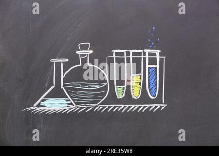 Vetreria da laboratorio disegnata su lavagna nera Foto Stock