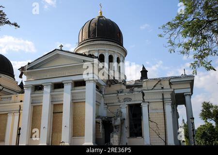 Odessa, Ucraina. 24 luglio 2023. La Cattedrale Spaso-Preobrazhensky danneggiata (Cattedrale della Trasfigurazione) nella Piazza della Cattedrale. Il giorno dopo l'attacco a Odessa. Secondo il comando operativo "Sud", le forze russe spararono missili ad Odesa nella notte del 23 luglio 2023, con 5 tipi di missili di tutti i tipi basati: Calibro, Onyx, KH-22, Iskander-M. Le infrastrutture portuali, 6 edifici residenziali e la Cattedrale Spaso-Preobrazhensky (Cattedrale della Trasfigurazione) furono danneggiate. Credito: SOPA Images Limited/Alamy Live News Foto Stock