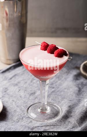 Clover Club cocktail Booze gin, vermouth secco, sciroppo di lampone, succo di limone fresco, succo di lime fresco e albume d'uovo Foto Stock