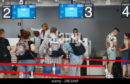 Bucarest, Romania. 24 luglio 2023: Check-in passeggeri per un volo Aeroitalia durante l'evento stampa in occasione dell'annuncio del lancio delle operazioni di volo della compagnia aerea rumena AirConnect presso l'aeroporto internazionale Baneasa "Aurel Vlaicu" di Bucarest credito: Lucian Alecu/Alamy Live News Foto Stock