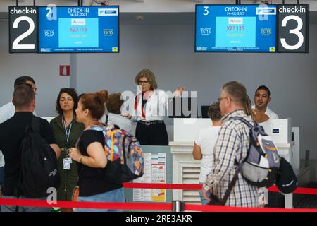 Bucarest, Romania. 24 luglio 2023: Check-in passeggeri per un volo Aeroitalia durante l'evento stampa in occasione dell'annuncio del lancio delle operazioni di volo della compagnia aerea rumena AirConnect presso l'aeroporto internazionale Baneasa "Aurel Vlaicu" di Bucarest credito: Lucian Alecu/Alamy Live News Foto Stock