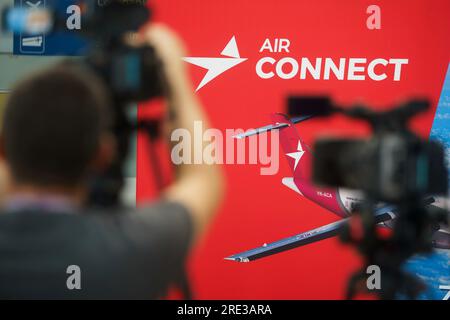 Bucarest, Romania. 24 luglio 2023: L'evento stampa in occasione dell'annuncio del lancio delle operazioni di volo della compagnia aerea rumena AirConnect presso l'Aeroporto Internazionale di Bucarest Baneasa 'Aurel Vlaicu' credito: Lucian Alecu/Alamy Live News Foto Stock