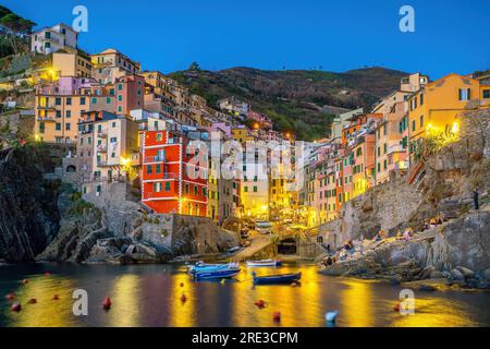 Colorato paesaggio urbano di edifici sul Mar Mediterraneo, l'Europa, le cinque Terre, la tradizionale architettura italiana Foto Stock