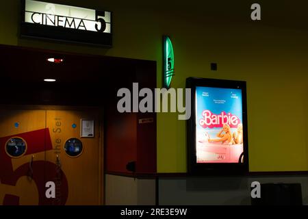 Ingresso al cinema con poster per il film di Barbie al Great Northern Cinema Complex, Manchester, Regno Unito Foto Stock