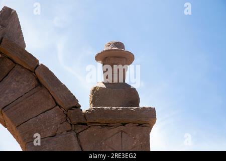 Teste di pietra scolpite negli archi sull'isola di Taquile sul lago Titicaca in Perù. Foto Stock