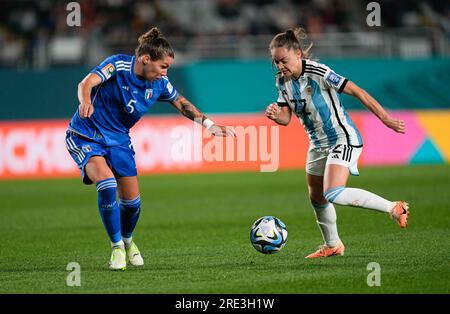 24 luglio 2023: Elena Linari (Italia) ed Estefania Banini (Argentina) si scontrano per il pallone durante una partita del gruppo G - Coppa del mondo femminile Australia e nuova Zelanda 2023, Italia vs Argentina, a Eden Park, Auckland, nuova Zelanda. Kim Price/CSM Foto Stock